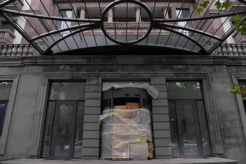 էս էռ հյուրանոցը գտնվում է երևանի գլխավոր պողոտաների մեկի մաշտոցի պողոտայի սկզբնամասում և այն վերակառուցվել ու վերանորոգվում է rg construction ընկերության կողմից sr hotel is located at the beginning of one of yerevan s main avenues mashtots avenue which has been reconstructed and renovated by rg construction company